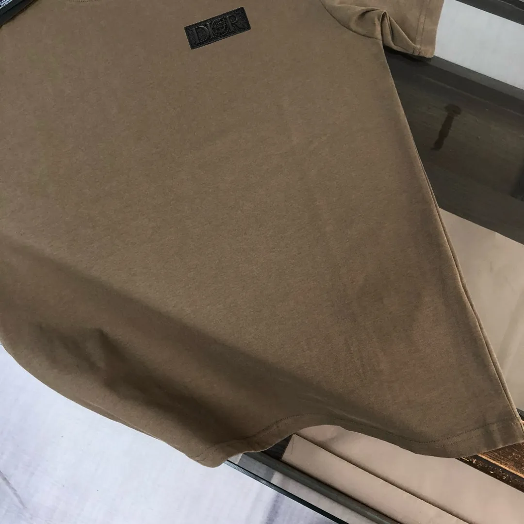 P150 A⭐️Stone Island Latest Couple Style Round Neck Short Sleeve Couple T-shirt ~ Spring and Summer New Product High Quality 🔥🔥Customized Unique Compass Logo Embroidery Logo Embellishment ~ Fashionable and Versatile Trendy Style Customized Imported Fabrics! Comfortable to wear, breathable, fashionable without losing personality, the upper body is casual and casual, handsome and stylish, showing the temperament of a big brand. All three standards are complete! ! Color: Black White Dark Gray Brown Size: SMLXLXXL